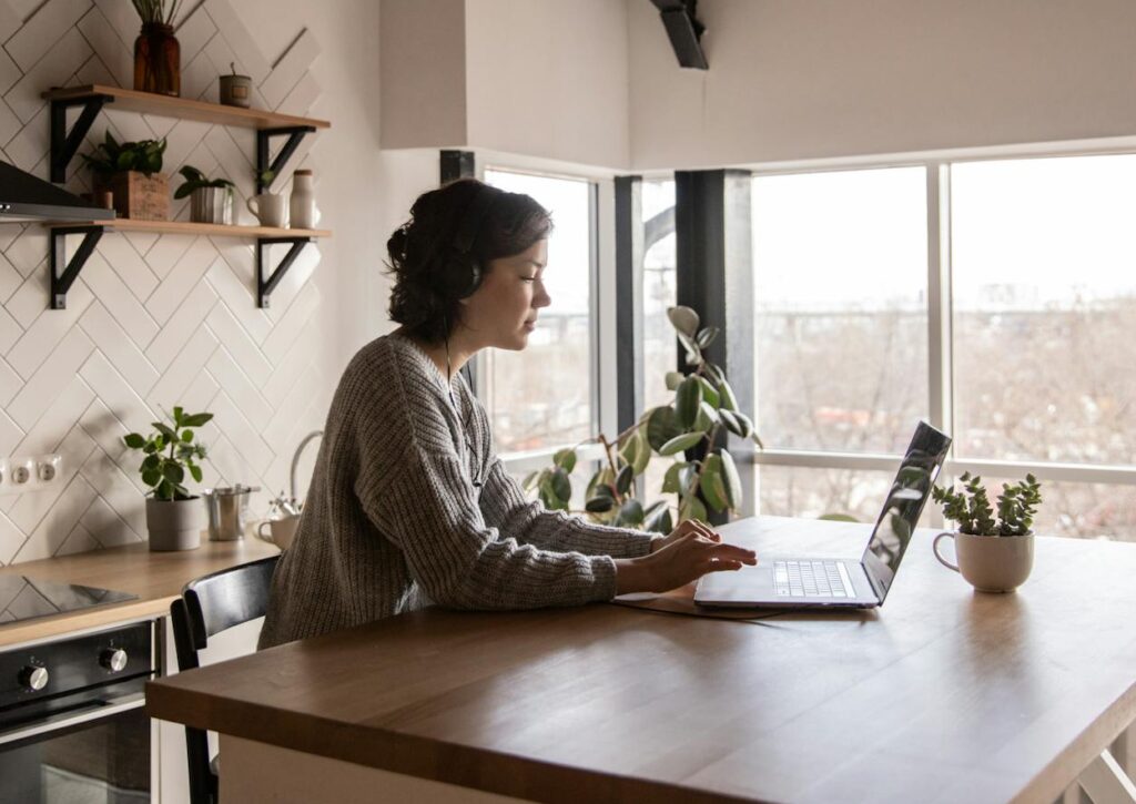 chica de pie utilizando un portátil