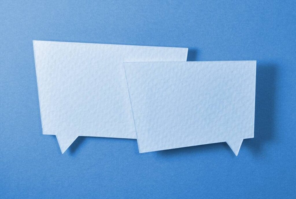 dos hojas de papel simbolizando un diálogo