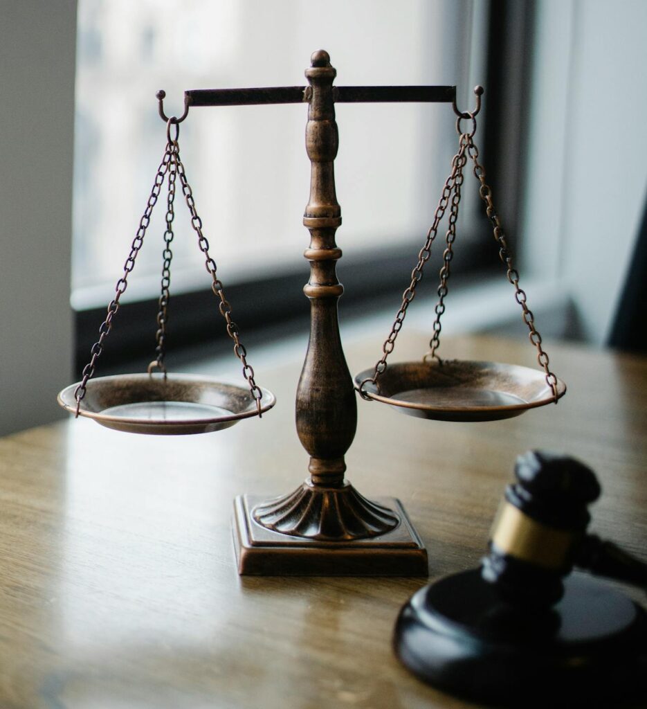 una mesa que encima tiene una pesa (símbolo de justicia y equilibrio) y un martillo en donde los jueces golpean para pedir orden