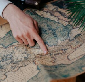 una persona señalando en un mapa