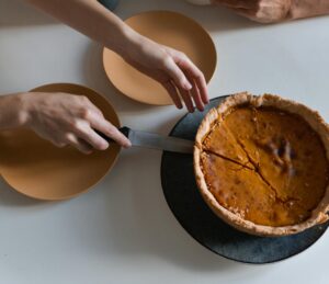 persona cortando una tarta